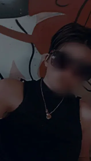 Laura, 23