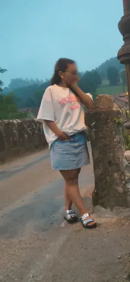Mia, 32