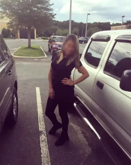Sabine, 32