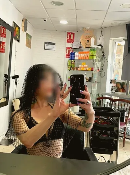 Sabrina, 33